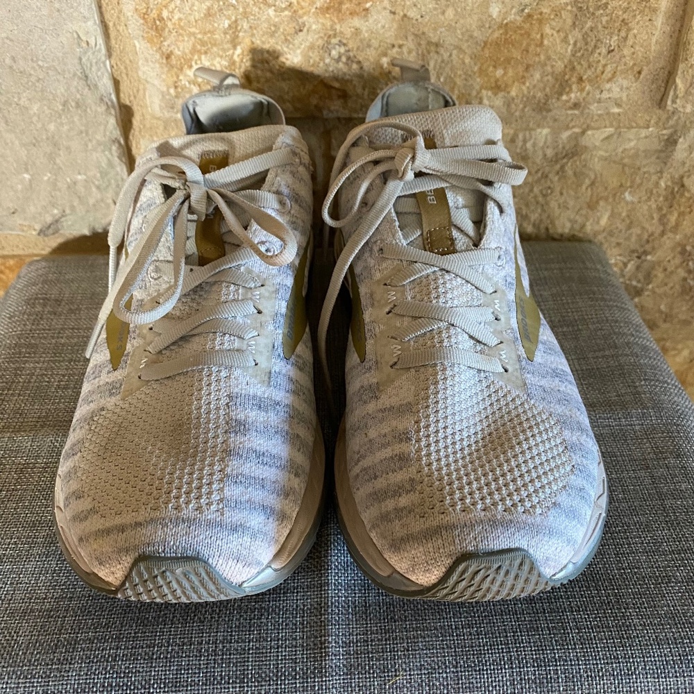 Brooks Bedlam 2 Women’s running shoes in a gray and gold colorway Size 9.5